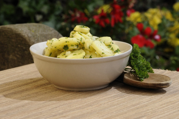 Pastinaken-Salat-mit-Essig-und-OEl-1