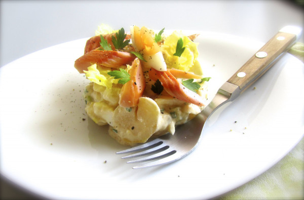 Sommerlicher-Kartoffelsalat-mit-Raeucherfisch-1